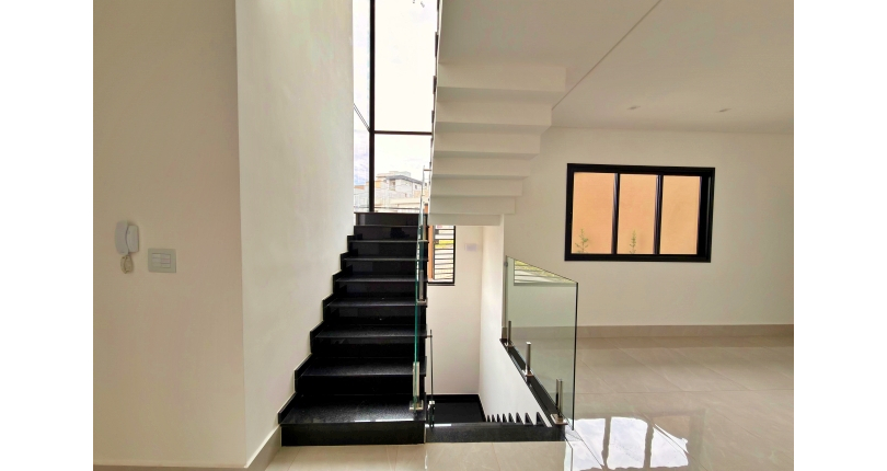 Sobrado à venda Rua das Sálvias, Portais (Polvilho) - Imóveis à Venda