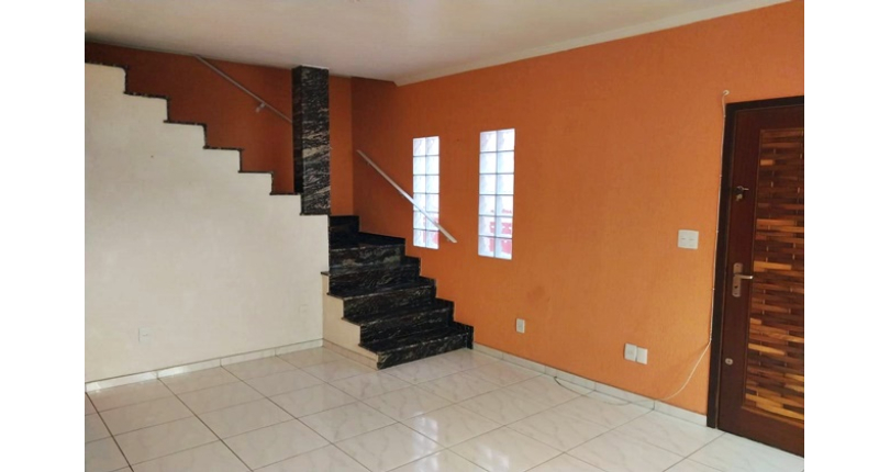 Sobrado à venda no Bairro do Jardim Mangalot na Rua Padre Aníbal Difrância