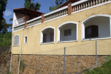 Casa à venda em Osasco no Bairro do Três Montanhas na Rua Serra dos Itatins,
