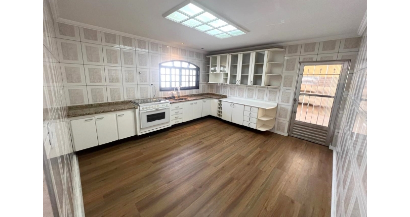 Casa para renda à venda no Bairro do Jardim Santa Lucrécia na Rua Pêra-Marmelo