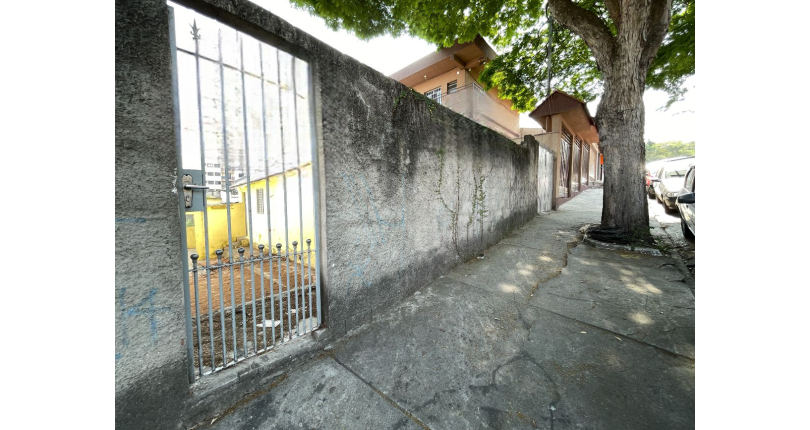 Terreno à venda no Bairro da Vila Mangalot na Rua Roberto de Lamenais