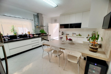 Sobrado à venda no Bairro do Jardim Pinheiros na Rua Frei Adriano Donado,