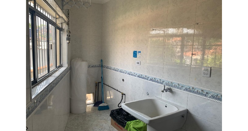 Sobrado à venda no Bairro do Parque São Domingos na Rua Luís Filgueira Souto