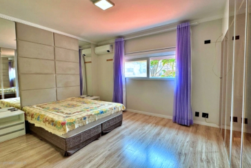 Sobrado à venda em Santana de Parnaíba no Bairro do Alphaville na Alameda dos Ciclames,