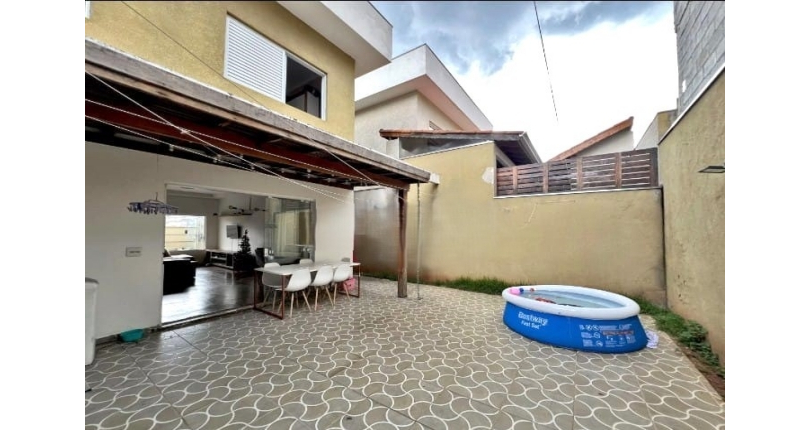 Belo Sobrado à venda em Cajamar no Bairro do Portais (Polvilho) na Rua das Zineas,