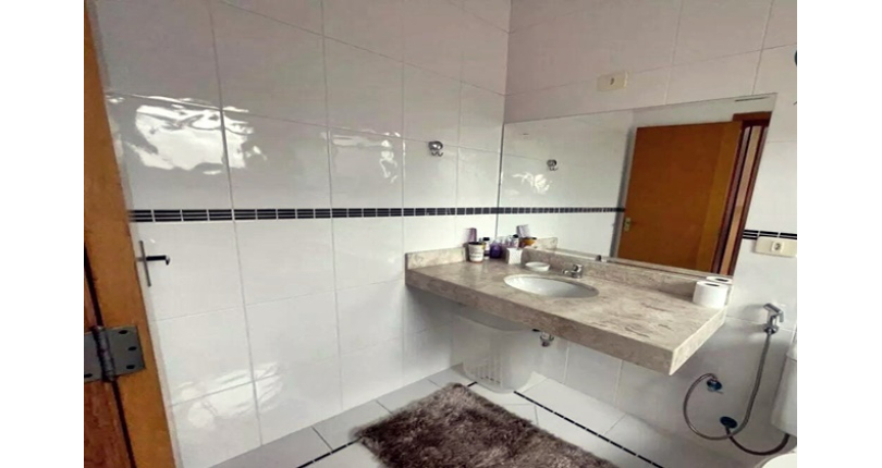 Belo Sobrado à venda no Bairro do Jardim Regina na Rua Crispim Santos, 