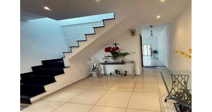 Belo Sobrado à venda no Bairro do Jardim Regina na Rua Crispim Santos, 