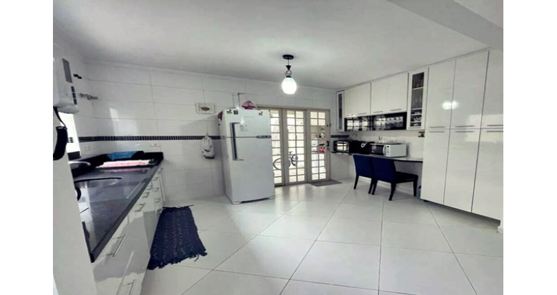 Belo Sobrado à venda no Bairro do Jardim Regina na Rua Crispim Santos, 