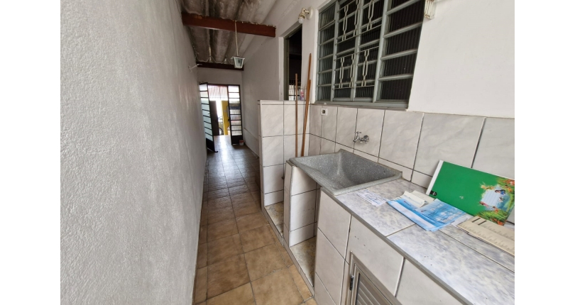 Casa para renda à venda no Bairro do Jardim Santo Elias na Rua Almério de Albuquerque Melo