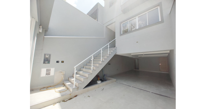 Lindo Sobrado Novo à Venda no Bairro do Parque São Domingos na Rua Martins Teotônio 82