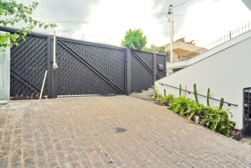 Sobrado à venda no Bairro do Parque São Domingos na Rua Dona Herminda Borba Attuy