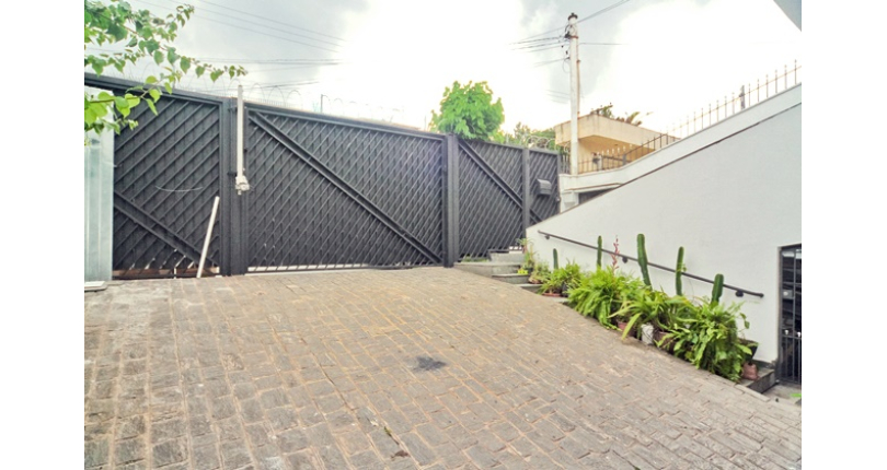 Sobrado à venda no Bairro do Parque São Domingos na Rua Dona Herminda Borba Attuy