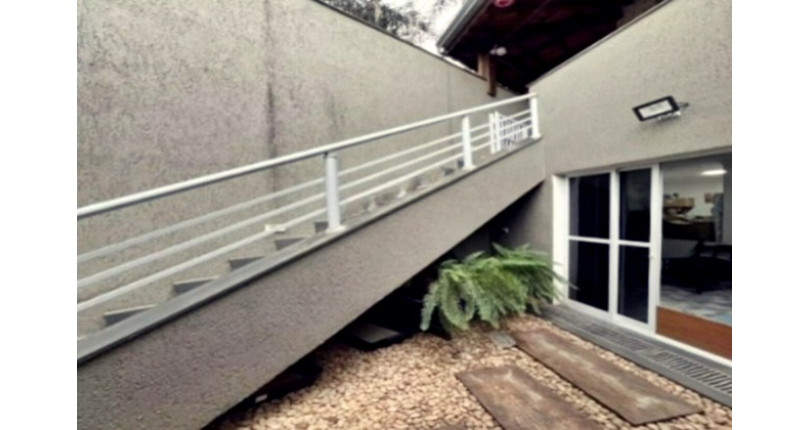 Sobrado à venda no Bairro do Jardim Mutinga na Rua Belo Jardim,