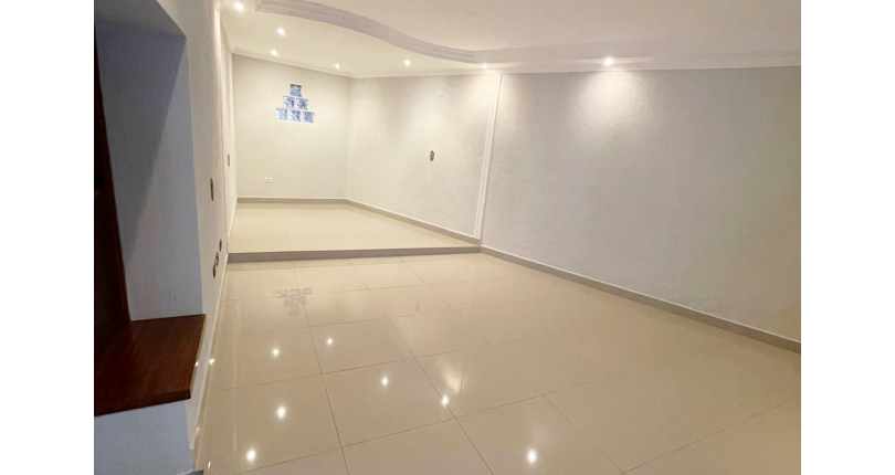 Sobrado à venda no Bairro do Jardim Mangalot na Rua José de Almeida Castro