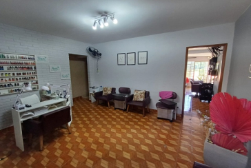 Casa espaçosa à venda no Bairro do Jardim Regina na Rua Doutor Valentim de Queirós