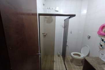 Casa espaçosa à venda no Bairro do Jardim Regina na Rua Doutor Valentim de Queirós