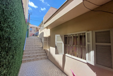 Casa espaçosa à venda no Bairro do Jardim Regina na Rua Doutor Valentim de Queirós