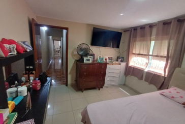 Casa espaçosa à venda no Bairro do Jardim Regina na Rua Doutor Valentim de Queirós