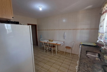 Casa espaçosa à venda no Bairro do Jardim Regina na Rua Doutor Valentim de Queirós