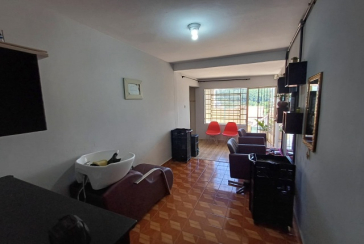 Casa espaçosa à venda no Bairro do Jardim Regina na Rua Doutor Valentim de Queirós