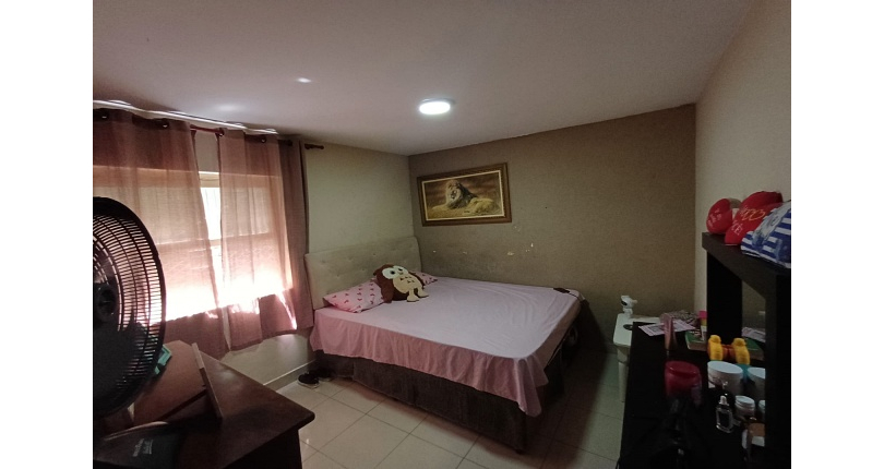 Casa espaçosa à venda no Bairro do Jardim Regina na Rua Doutor Valentim de Queirós