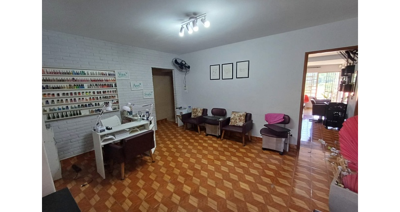 Casa espaçosa à venda no Bairro do Jardim Regina na Rua Doutor Valentim de Queirós