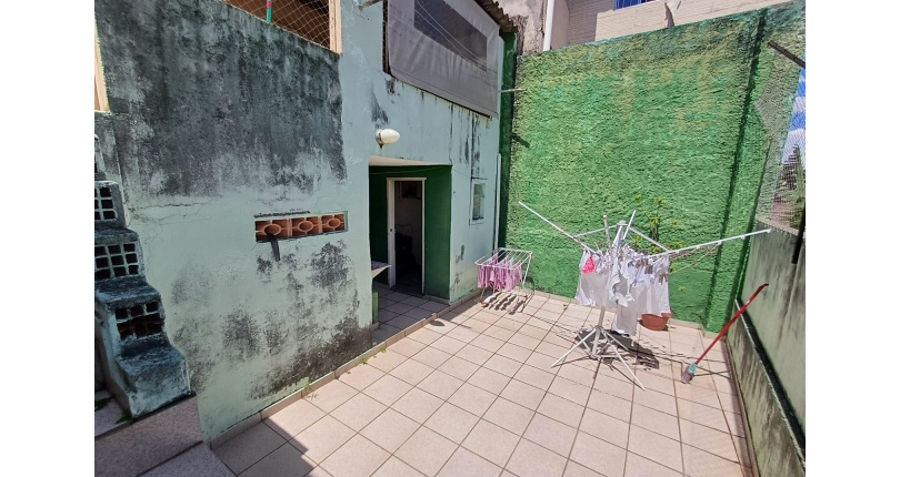 Casa espaçosa à venda no Bairro do Jardim Regina na Rua Doutor Valentim de Queirós