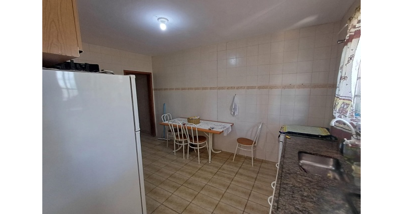 Casa espaçosa à venda no Bairro do Jardim Regina na Rua Doutor Valentim de Queirós