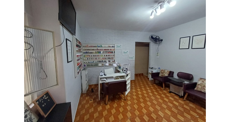 Casa espaçosa à venda no Bairro do Jardim Regina na Rua Doutor Valentim de Queirós