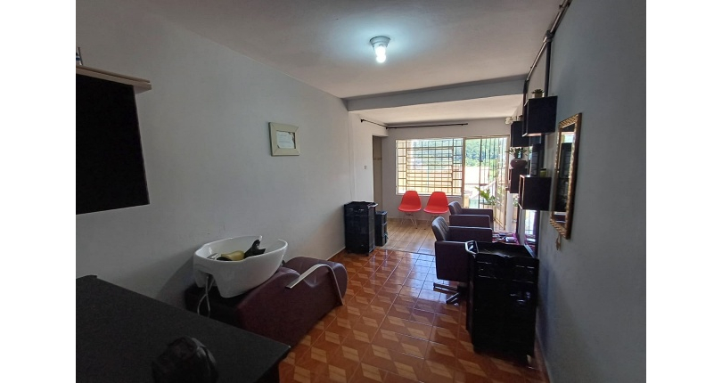 Casa espaçosa à venda no Bairro do Jardim Regina na Rua Doutor Valentim de Queirós