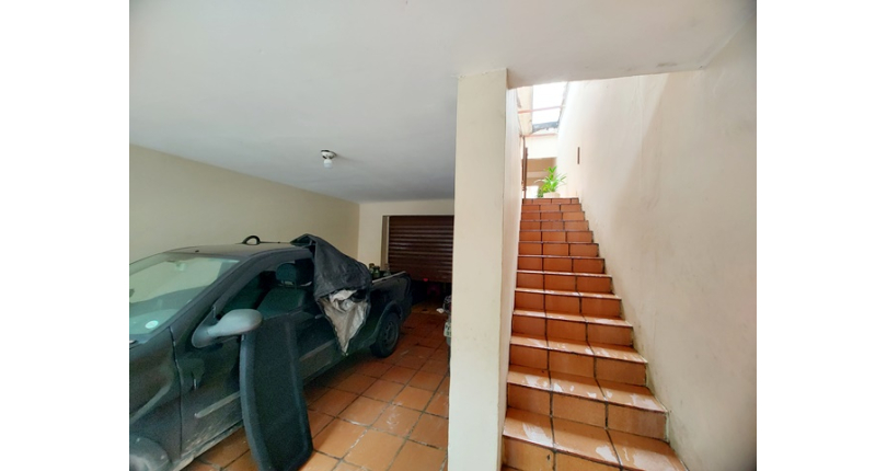 Casa Assobradada à venda no Bairro do Jardim Regina na Rua Crispim Santos