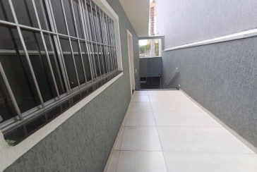 Casa assobradada à venda no Bairro do Parque Maria Domitila na Rua Eusebio da Silva