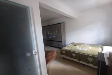 Casa assobradada à venda no Bairro do Parque Maria Domitila na Rua Eusebio da Silva