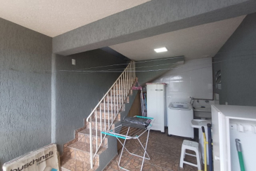 Casa assobradada à venda no Bairro do Parque Maria Domitila na Rua Eusebio da Silva