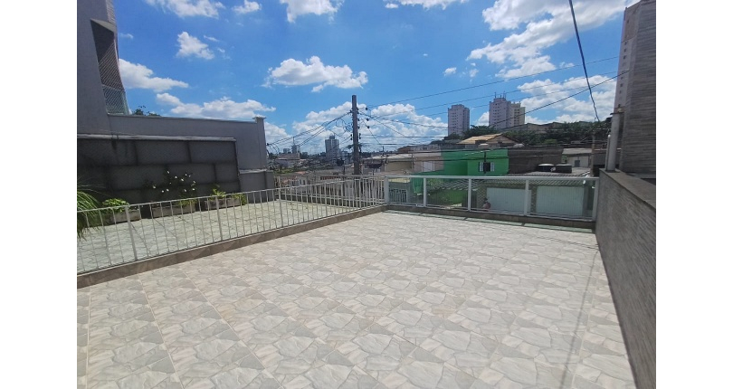 Casa assobradada à venda no Bairro do Parque Maria Domitila na Rua Eusebio da Silva