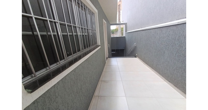 Casa assobradada à venda no Bairro do Parque Maria Domitila na Rua Eusebio da Silva