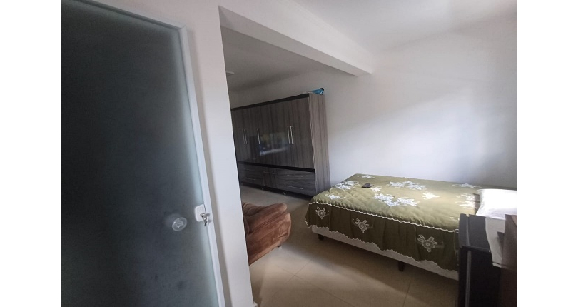 Casa assobradada à venda no Bairro do Parque Maria Domitila na Rua Eusebio da Silva