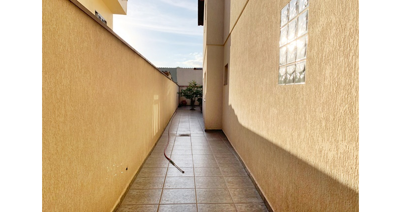 Sobrado à venda no Bairro do Jardim São João (Jaraguá) na Rua Alto Jurupari, 