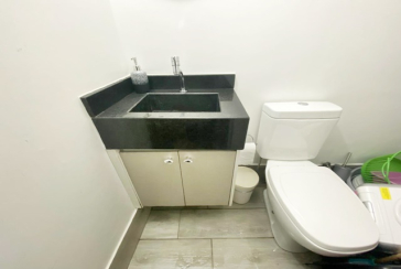 Bela Casa assobradada à venda no Bairro do Parque São Domingos na Rua Dirceu de Almeida,