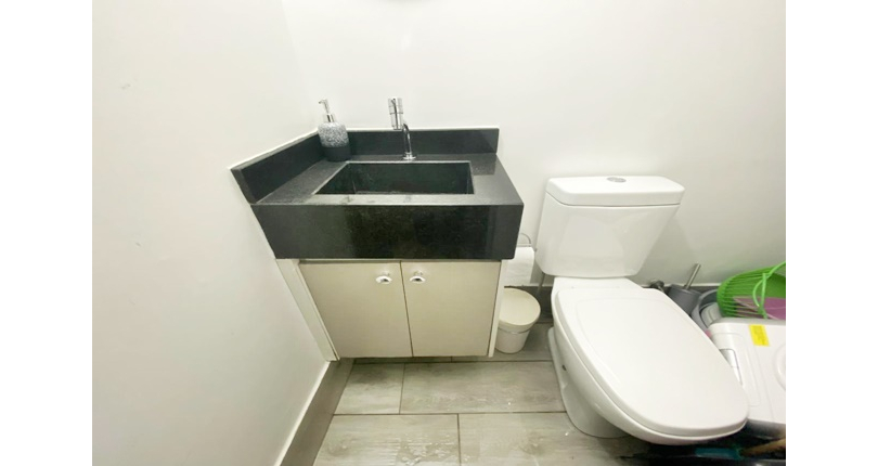 Bela Casa assobradada à venda no Bairro do Parque São Domingos na Rua Dirceu de Almeida,