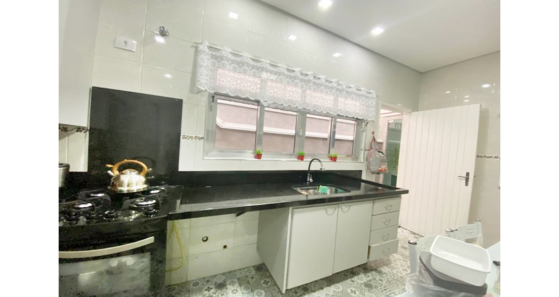 Bela Casa assobradada à venda no Bairro do Parque São Domingos na Rua Dirceu de Almeida,