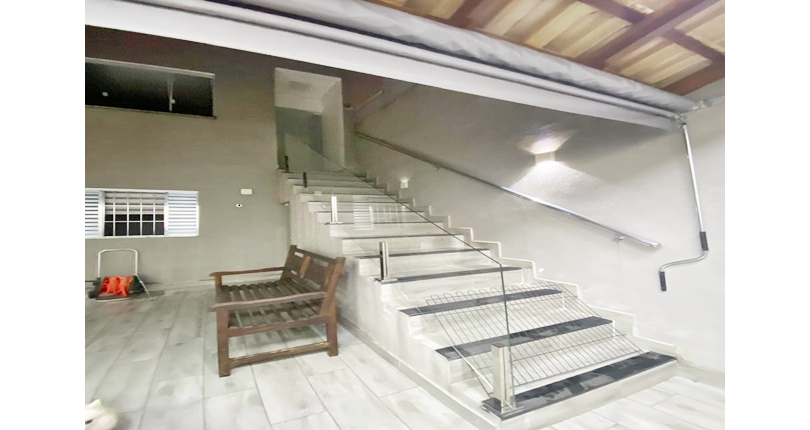 Bela Casa assobradada à venda no Bairro do Parque São Domingos na Rua Dirceu de Almeida,