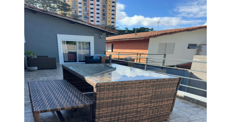 LINDO Sobrado à venda no Bairro do Conjunto Residencial Vista Verde na Rua José Carlos de Resende