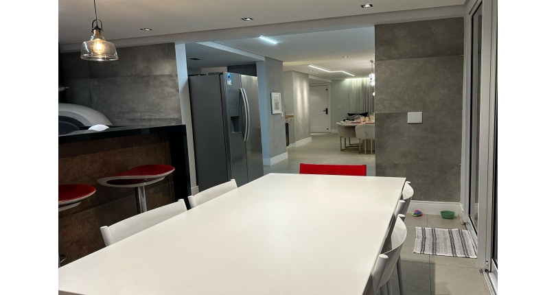 LINDO Sobrado à venda no Bairro do Conjunto Residencial Vista Verde na Rua José Carlos de Resende