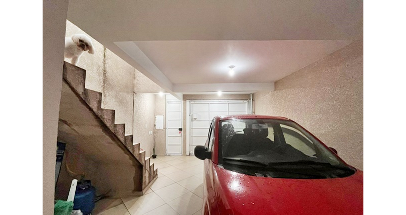 Bela Casa assobradada à venda no Bairro do Parque São Domingos na Rua Professora Altina Maynardi de Araújo, 