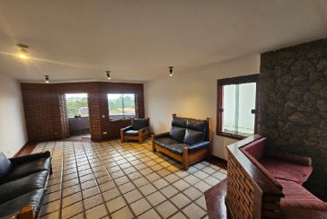 Belo Sobrado à venda no Bairro do Jardim Regina na Rua Maria Pereira Pinto,