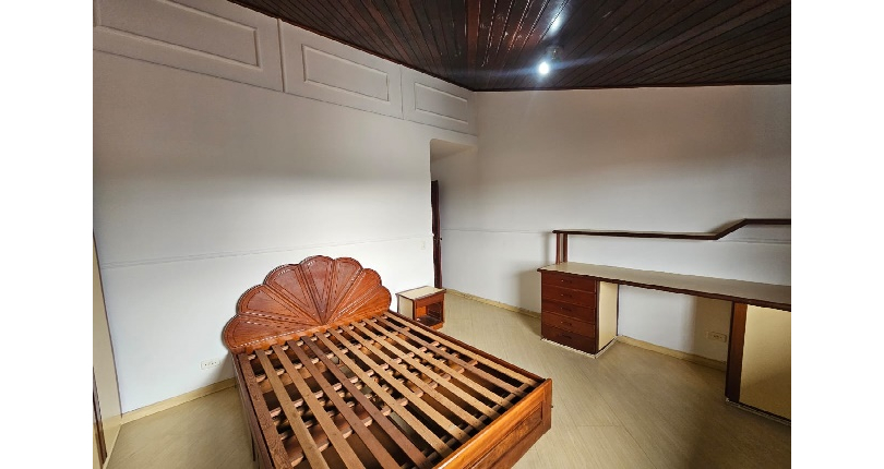 Belo Sobrado à venda no Bairro do Jardim Regina na Rua Maria Pereira Pinto,