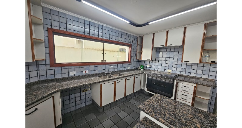 Belo Sobrado à venda no Bairro do Jardim Regina na Rua Maria Pereira Pinto,