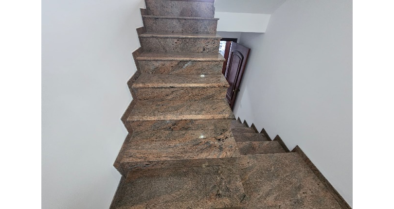 Belo Sobrado à venda no Bairro do Jardim Regina na Rua Maria Pereira Pinto,