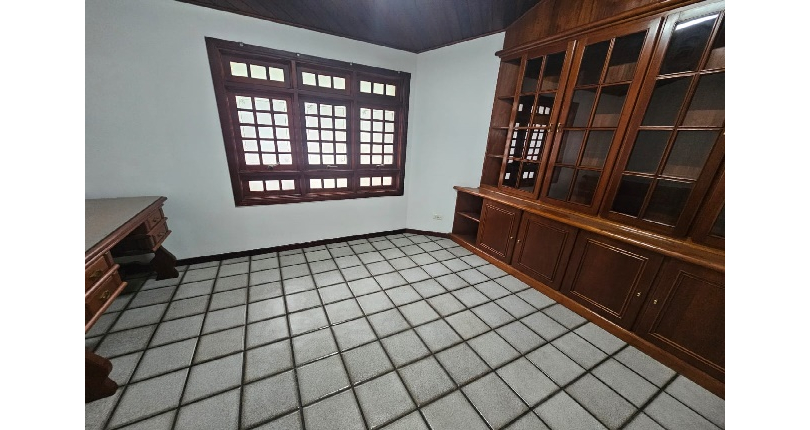 Belo Sobrado à venda no Bairro do Jardim Regina na Rua Maria Pereira Pinto,